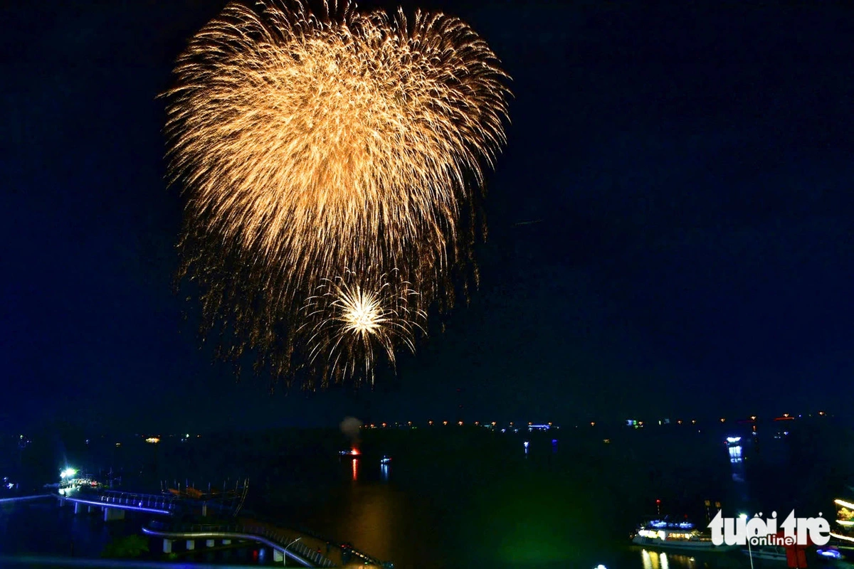 Fireworks light up the sky over Can Tho City in Vietnam’s Mekong Delta region. Photo: Tri Duc