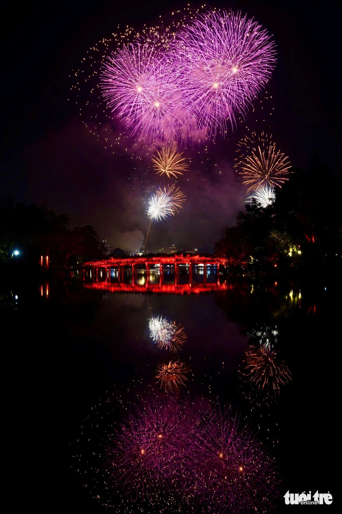 Fireworks light up the sky over Hanoi, bringing joy to everyone as they welcome the Lunar New Year. Photo: Vu Tuan / Tuoi Tre