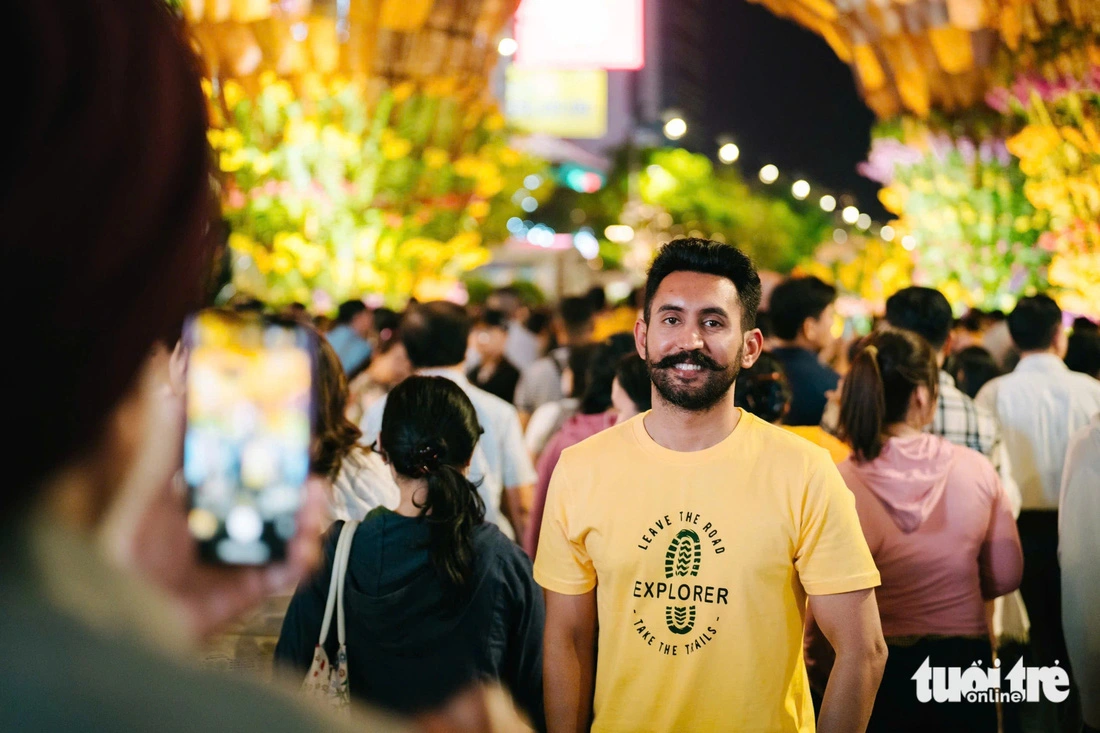 Mohamed, an Indian tourist, poses for a photo at Nguyen Hue Flower Street in Ho Chi Minh City, January 28, 2025. Photo: Thanh Hiep / Tuoi Tre