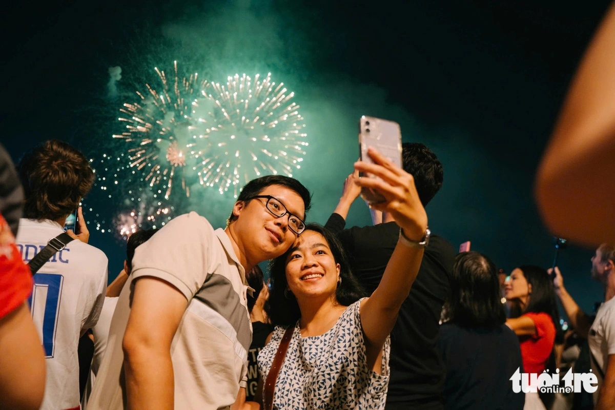 A young couple capture memorable moments during Lunar New Year’s Eve in Ho Chi Minh City. Photo: Thanh Hiep / Tuoi Tre