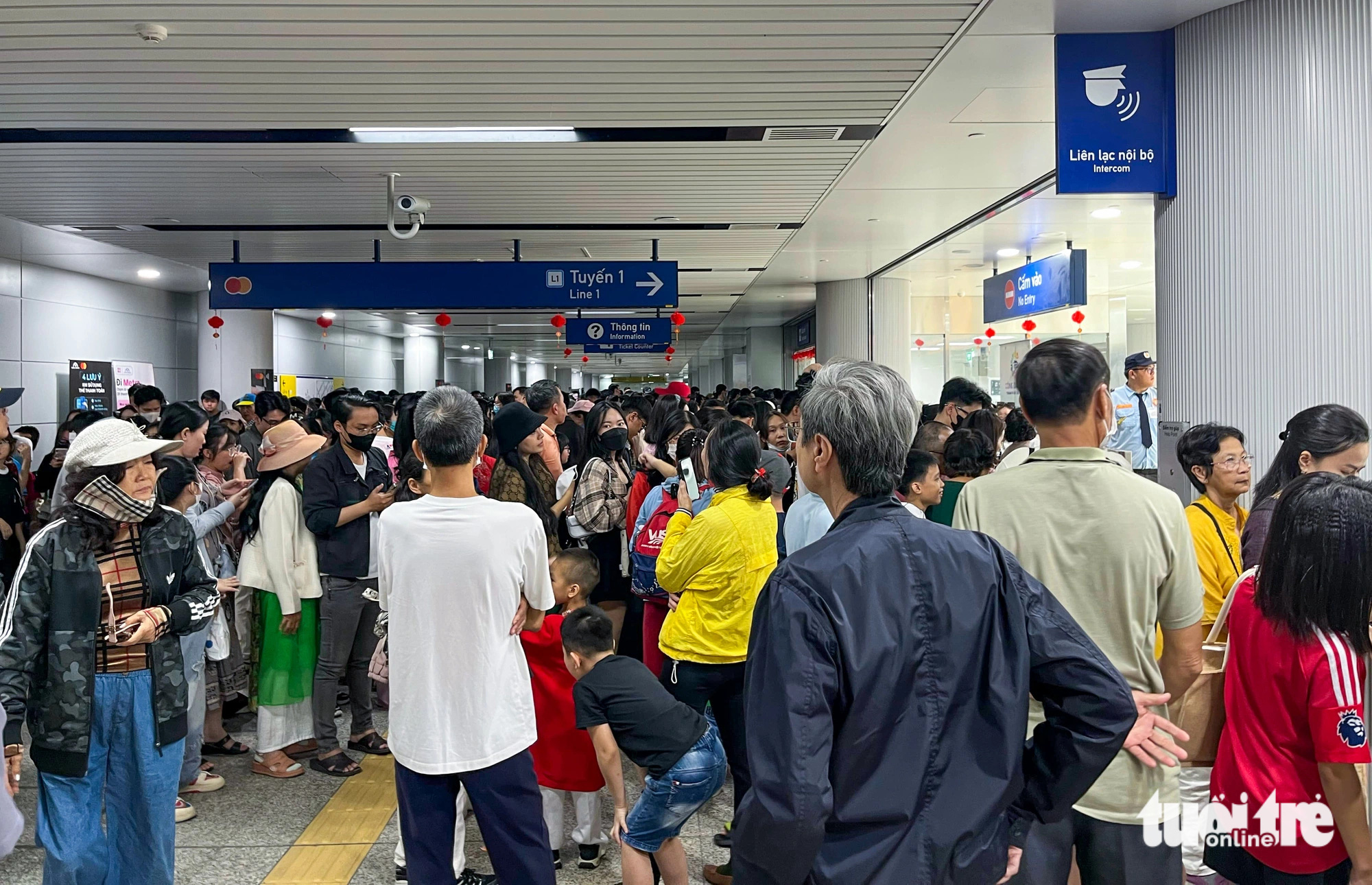 Passengers crowd Ben Thanh station of metro line No.1 in District 1, Ho Chi Minh City, January 30, 2025. Photo: Giai Thuy / Tuoi Tre