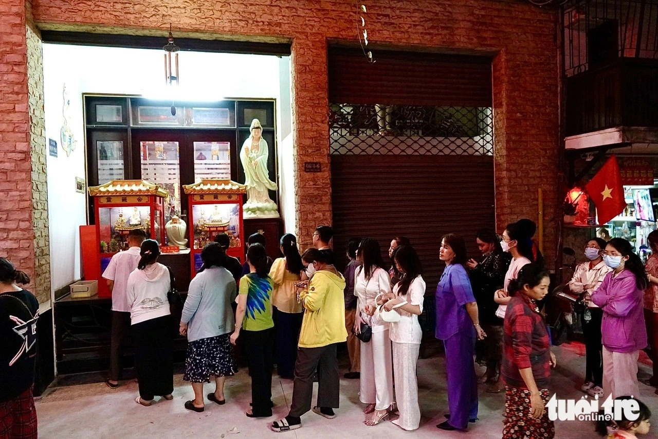 Visitors line up at the automatic fortune-telling booth at Van Phat Pagoda in District 5. Photo: T.T.D. / Tuoi Tre