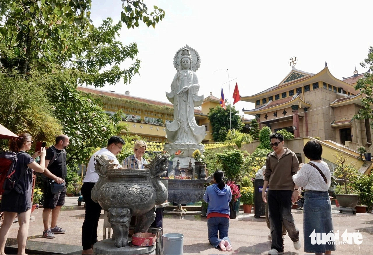 Worshippers pay respects to the Guanyin statue at Xa Loi (Sarira) Pagoda in District 3. Photo: T.T.D. / Tuoi Tre