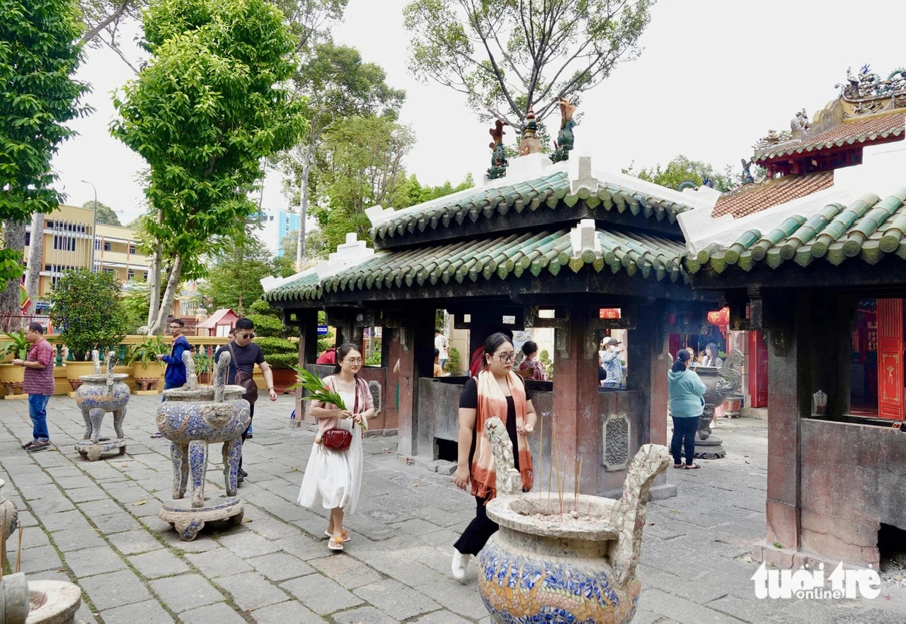 Ho Chi Minh City pagodas thronged with visitors on Tet holiday