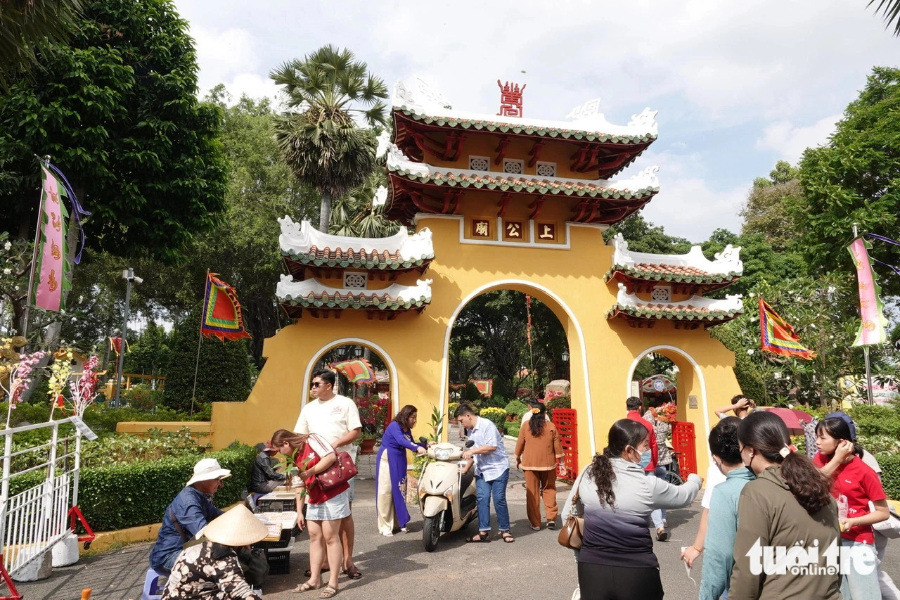 People visit Lang Ong Ba Chieu Temple, where the tombs of Marshal Le Van Duyet and his wife are. Photo: T.T.D. / Tuoi Tre