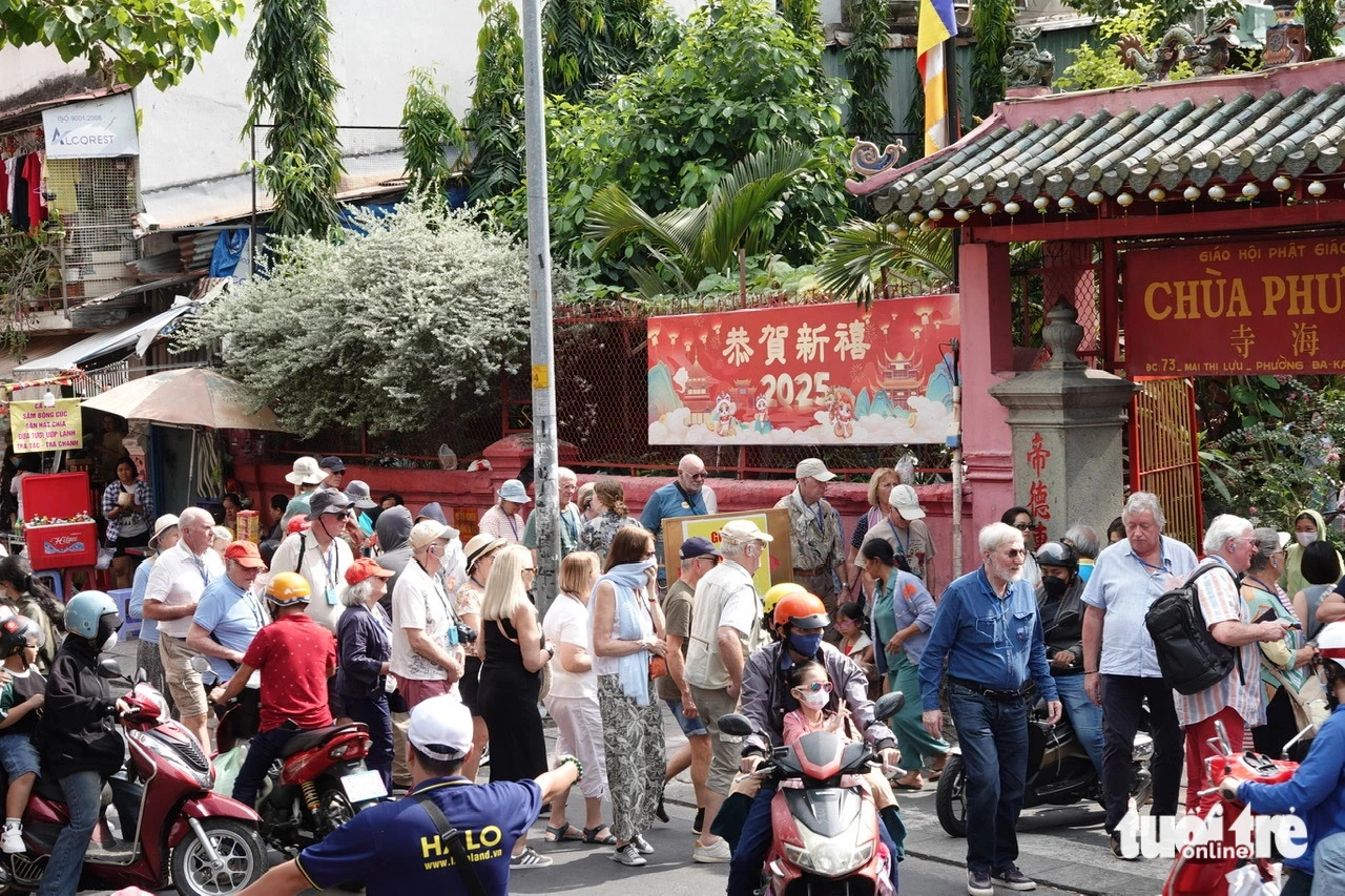 A group of French tourists join a tour offered by leading Vietnamese tour operator Saigontourist to explore Ngoc Hoang (Jade Emperor) Pagoda in District 1. Photo: T.T.D. / Tuoi Tre