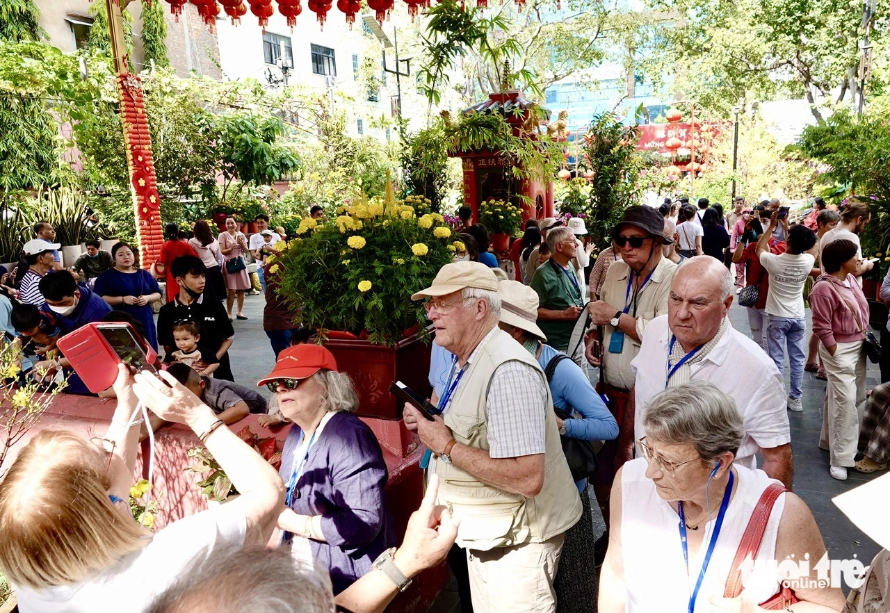 A group of French tourists join a tour offered by leading Vietnamese tour operator Saigontourist to explore Ngoc Hoang (Jade Emperor) Pagoda in District 1. Photo: T.T.D. / Tuoi Tre