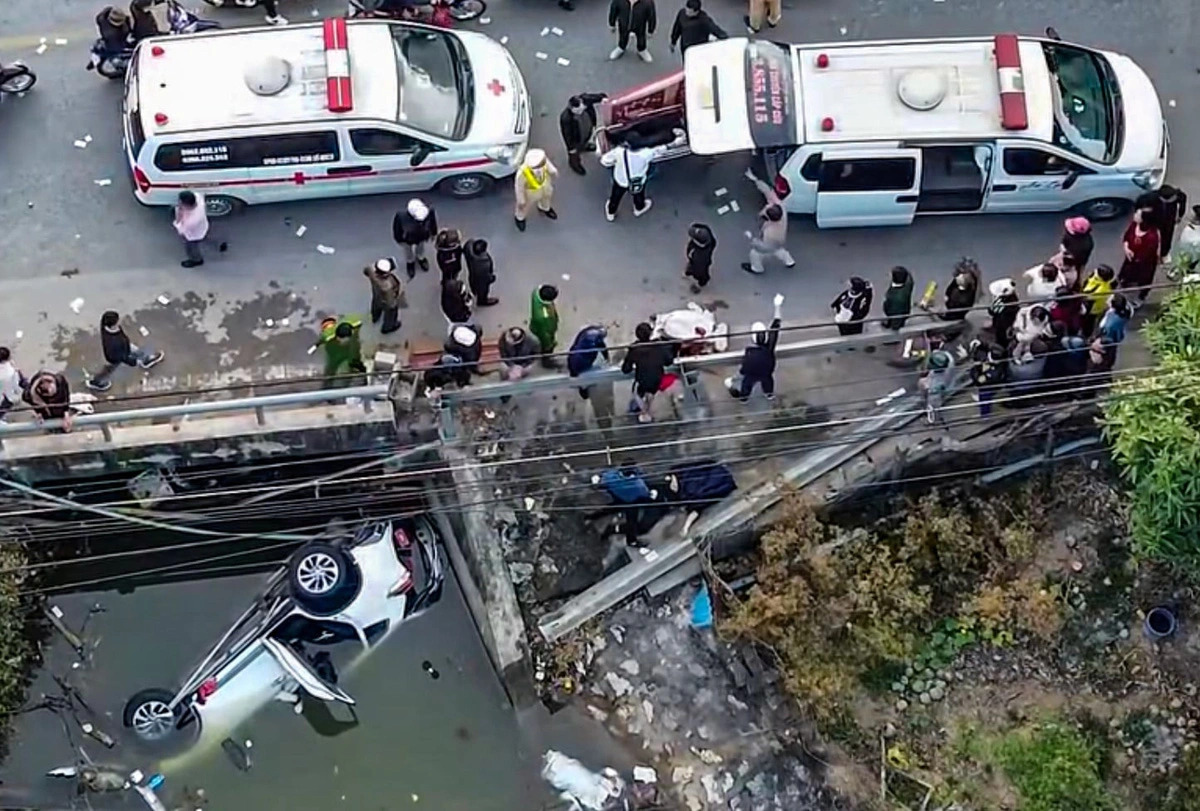 7 die as car plunges into river in Vietnam’s Nam Dinh