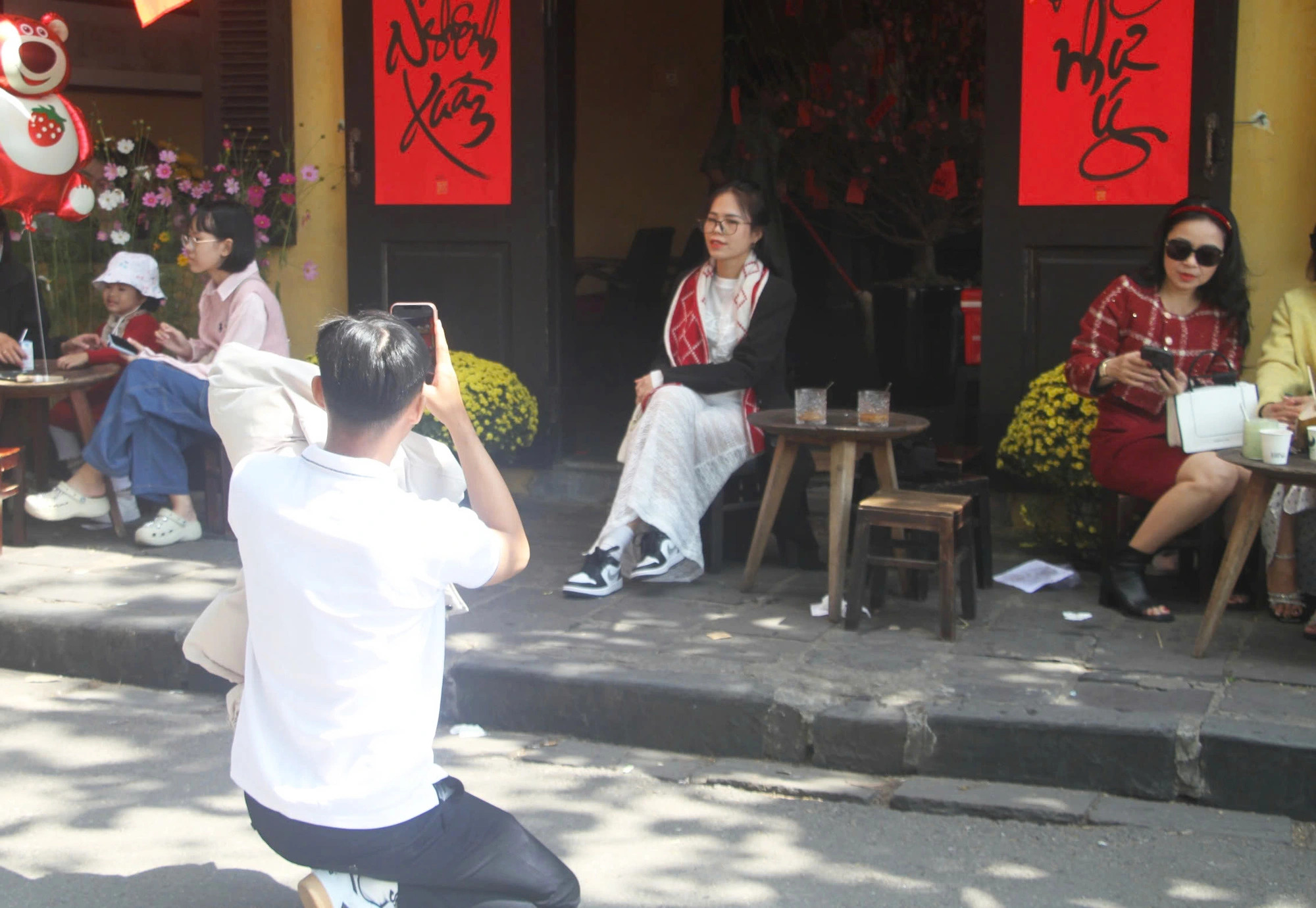 Visitors enjoy drinks and take photos in Hoi An Ancient Town in Quang Nam Province, central Vietnam during the 2025 Tet (Vietnamese Lunar New Year) holiday. Photo: Le Trung / Tuoi Tre