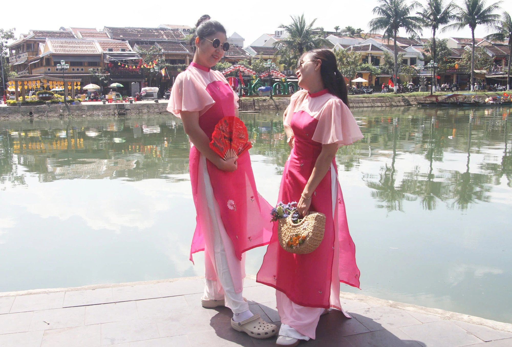 Two young women pose for a photo along the Hoai River in Hoi An Ancient Town in Quang Nam Province, central Vietnam during the 2025 Tet (Vietnamese Lunar New Year) holiday. Photo: Le Trung / Tuoi Tre