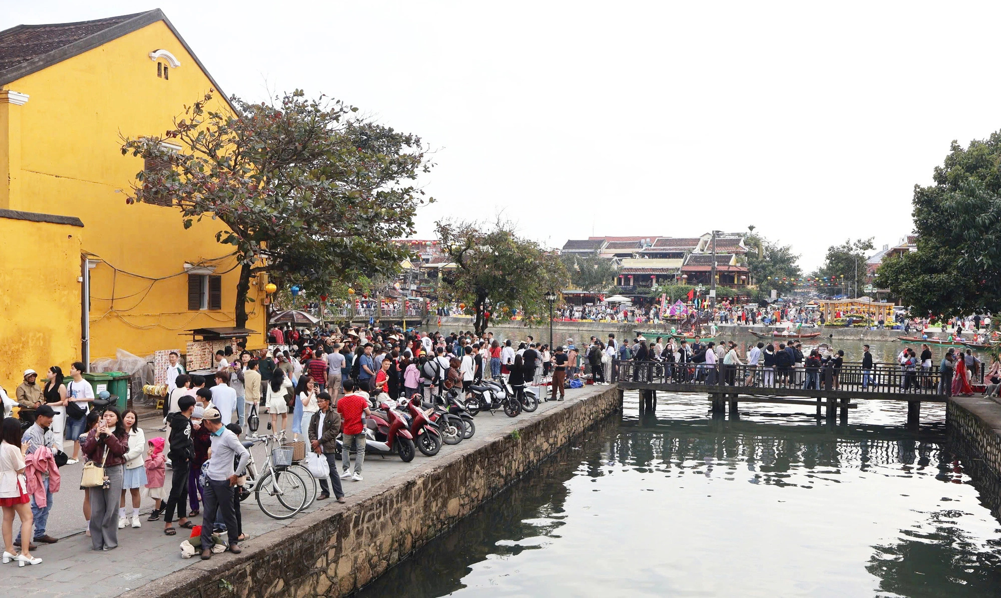 Tourists explore Hoi An Ancient Town in Quang Nam Province, central Vietnam during the 2025 Tet (Vietnamese Lunar New Year) holiday. Photo: Le Trung / Tuoi Tre