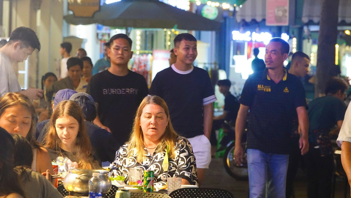 International travelers are seen at a restaurant during their tour of Phu Quoc Island City, Kien Giang Province, Vietnam’s Mekong Delta, from January 29 to 31, 2025. Photo: Chi Cong / Tuoi Tre