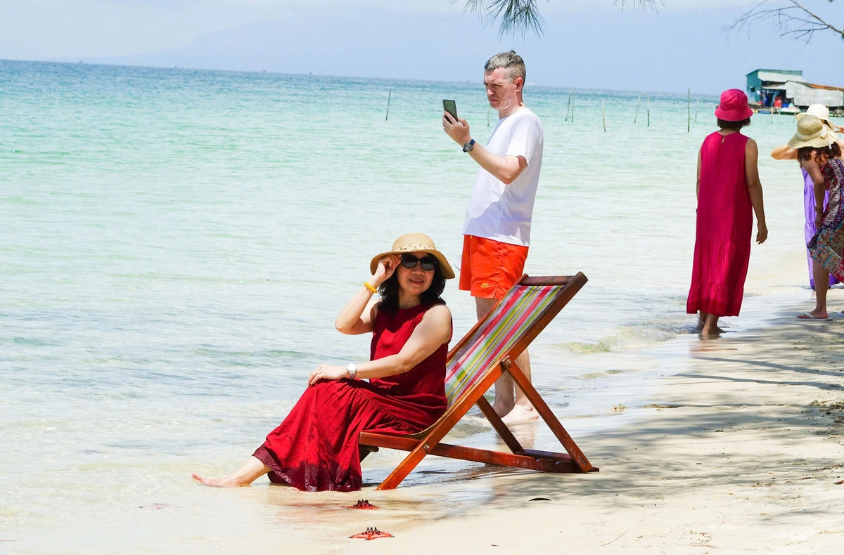 Foreign tourists are seen enjoying their time on a beach during their tour of Phu Quoc Island City, Kien Giang Province, Vietnam’s Mekong Delta, from January 29 to 31, 2025. Photo: Chi Cong / Tuoi Tre