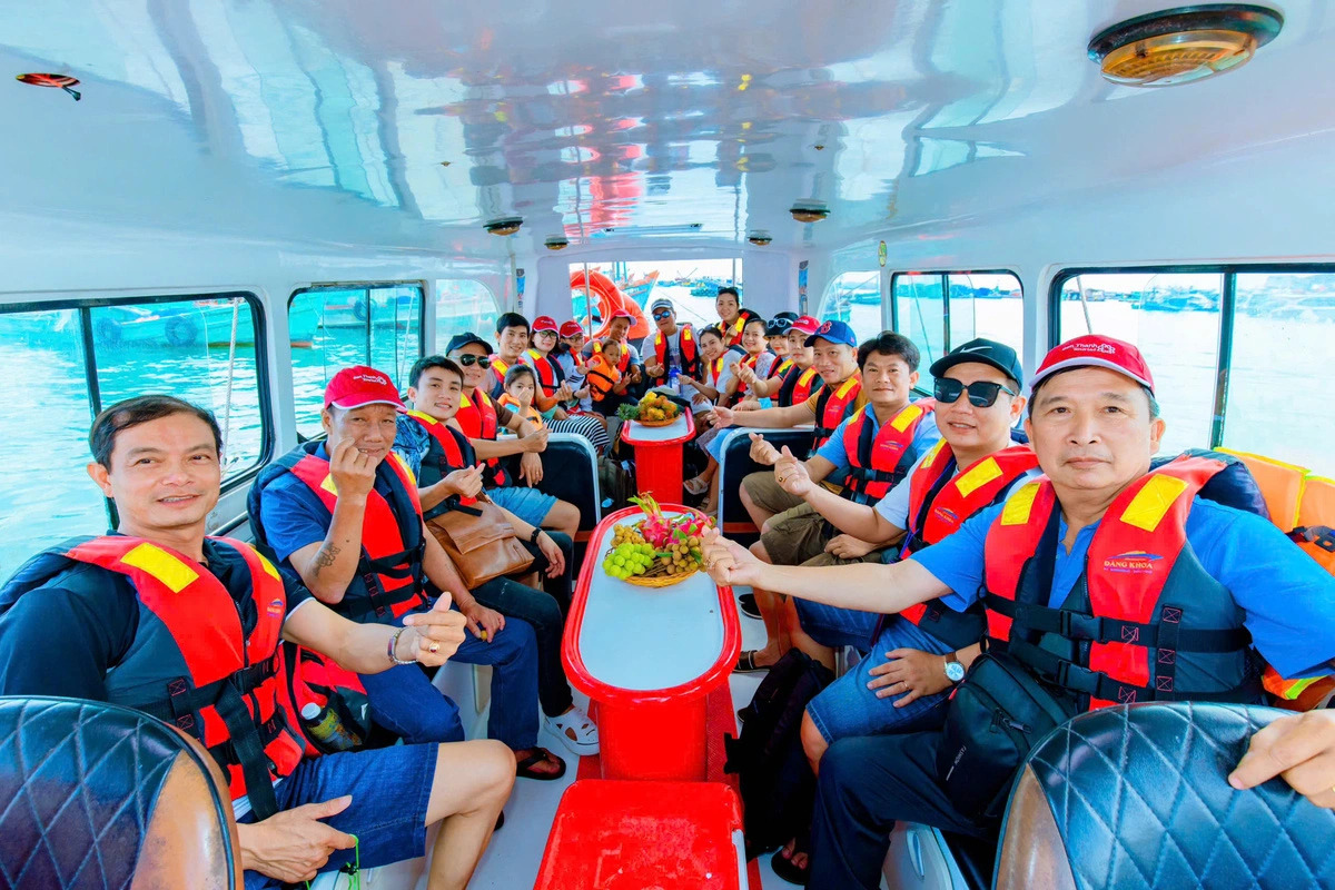 Tourists are seen on a tourist boat during their tour of Phu Quoc Island City, Kien Giang Province, Vietnam’s Mekong Delta, from January 29 to 31, 2025. Photo: Chi Cong / Tuoi Tre