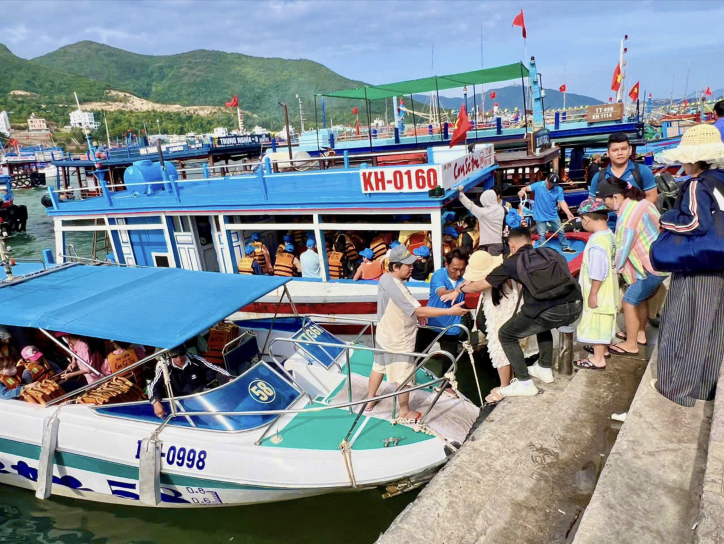 Island, beach tours draw tourists to Nha Trang during Tet