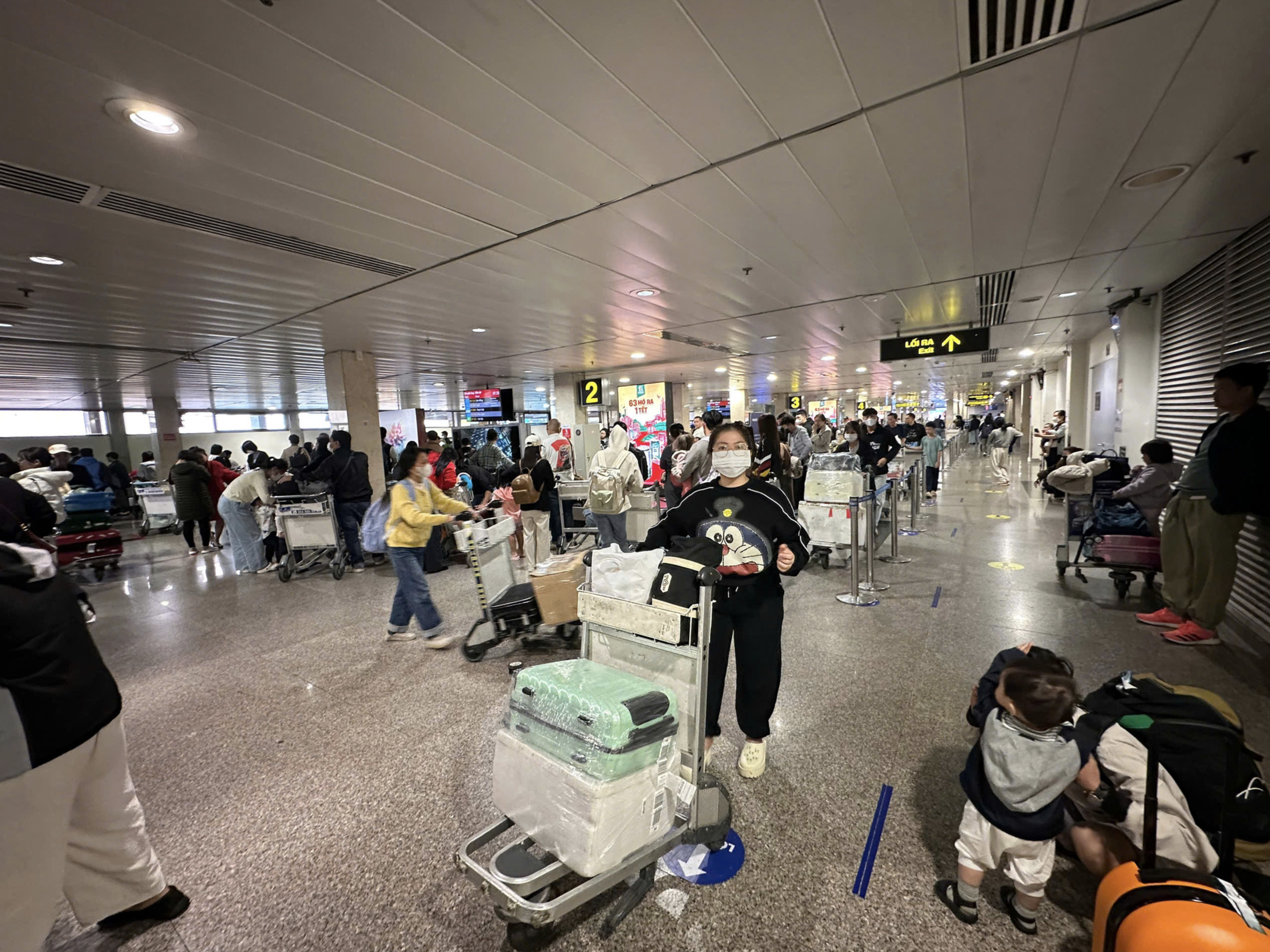 Passengers at Tan Son Nhat International Airport in Ho Chi Minh City on February 1, or the fourth day of the 2025 Lunar New Year. Photo: C. Linh / Tuoi Tre