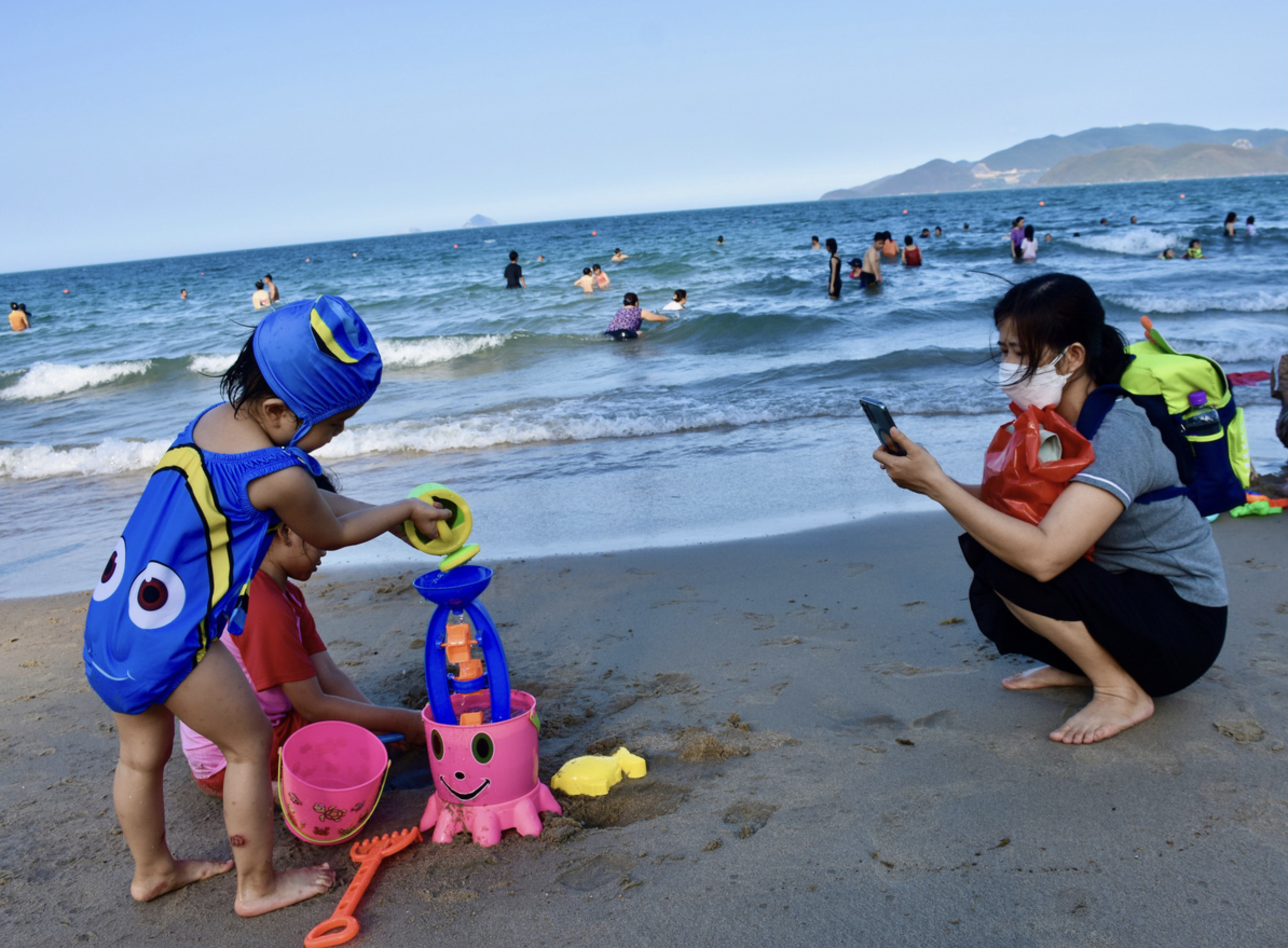 A beach in Nha Trang City is crowded with tourists. Photo: Minh Chien / Tuoi Tre