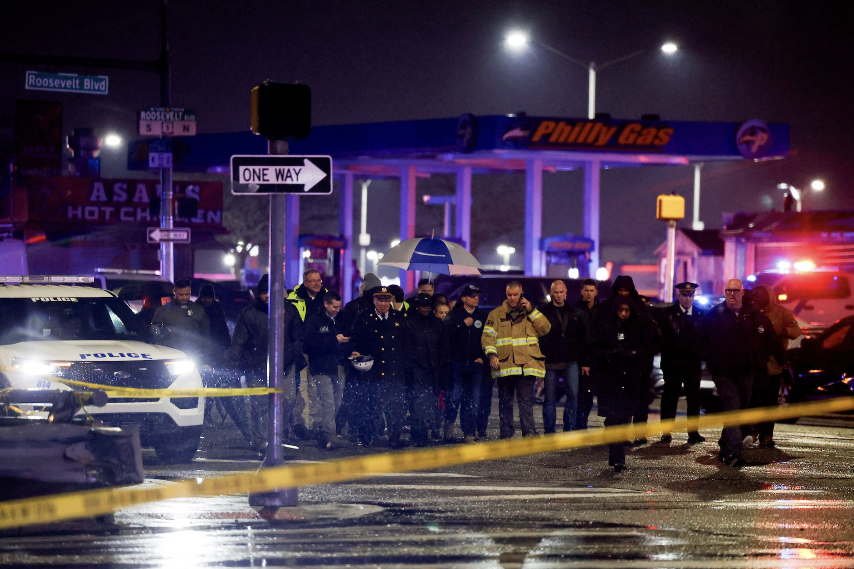 Emergency personnel work at the site of a plane crash in Philadelphia, Pennsylvania, U.S., January 31, 2025. Photo: Reuters