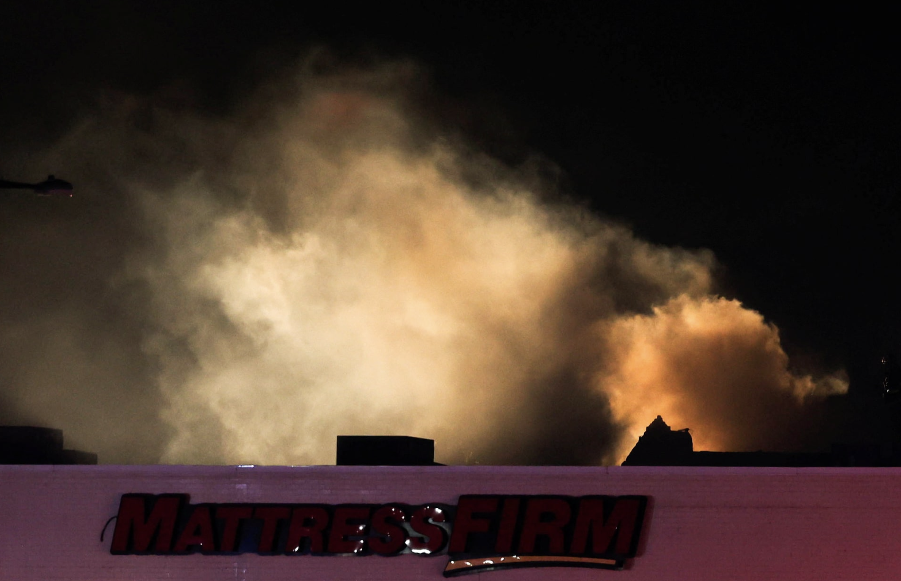 Smoke rises as emergency personnel operate at the site of a plane crash in Philadelphia, Pennsylvania, U.S., January 31, 2025. Photo: Reuters