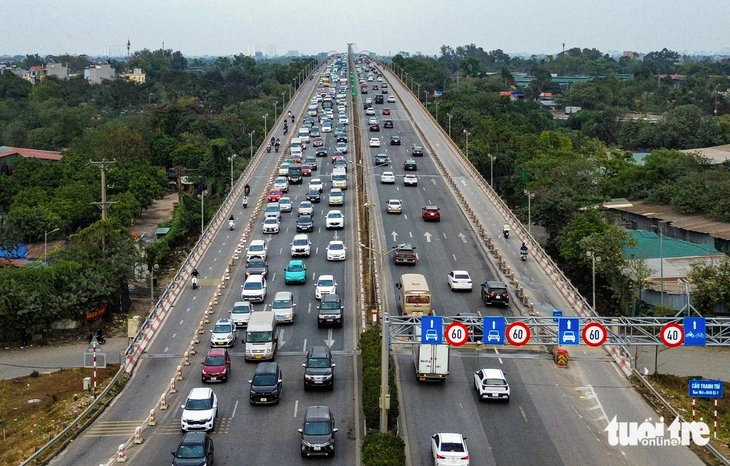 Thanh Tri Bridge in Hanoi, Vietnam is overcrowded with cars heading toward the city center on February 1, 2025. Photo: Hong Quang / Tuoi Tre