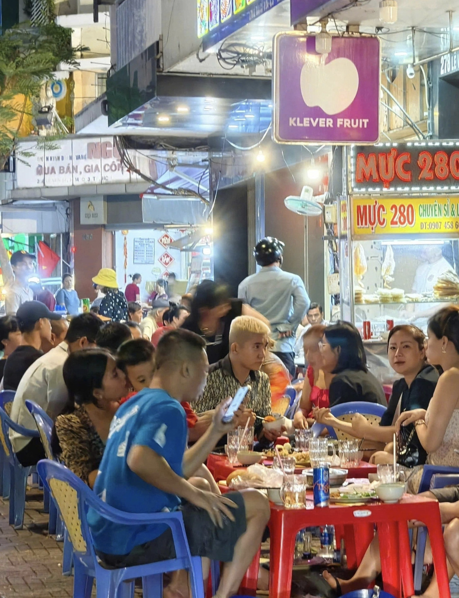 A drinking spot on Le Van Sy Street in District 3, Ho Chi Minh City is crowded with customers on February 2, 2025. Photo: Nhat Xuan / Tuoi Tre