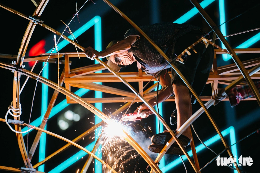 Workers break welds to divide a miniature on Nguyen Hue Flower Street in Ho Chi Minh City into smaller parts. Photo: Thanh Hiep / Tuoi Tre