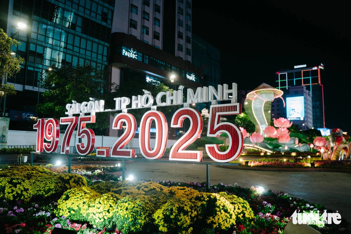 After seven days of opening, Nguyen Hue Flower Street fulfills its mission of bringing a memorable spring outing spot to millions of visitors in Ho Chi Minh City. Photo: Thanh Hiep / Tuoi Tre