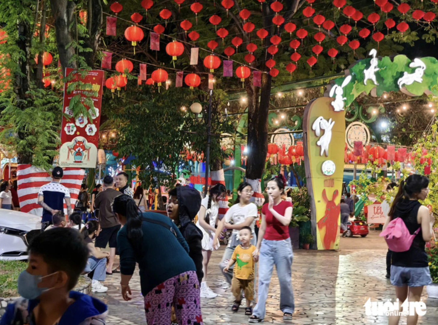 Le Thi Rieng Park in District 10, Ho Chi Minh City is full of revelers on February 2, 2025, the final day of the Lunar New Year holiday. Photo: Nhat Xuan / Tuoi Tre