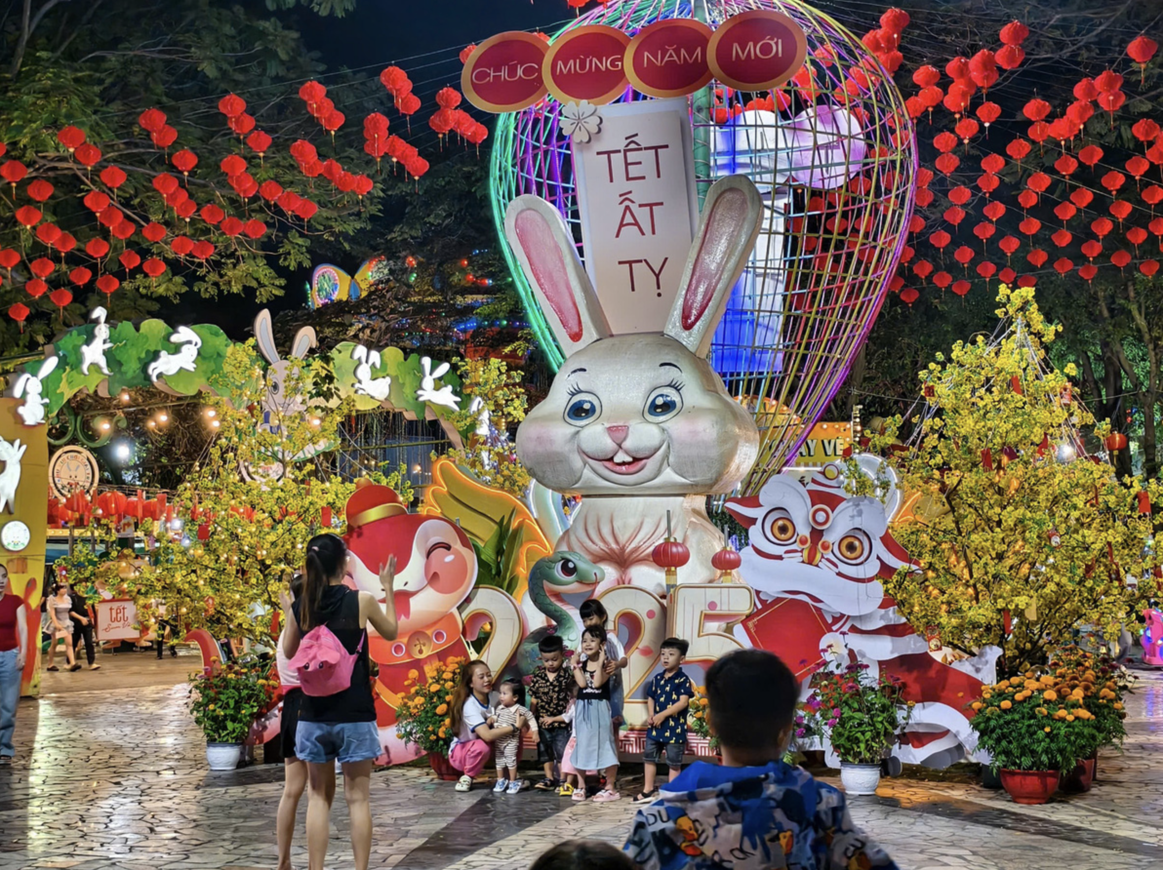 Many locals and tourists enjoy the last moments of the 2025 Lunar New Year holiday at a venue in Ho Chi Minh City. Photo: Nhat Xuan / Tuoi Tre