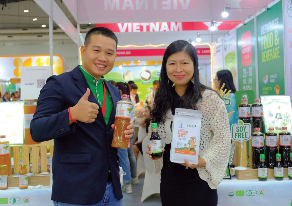 Kim Huyen (R) has striven to introduce many Vietnamese products to the world. Photo: K.H. / Tuoi Tre