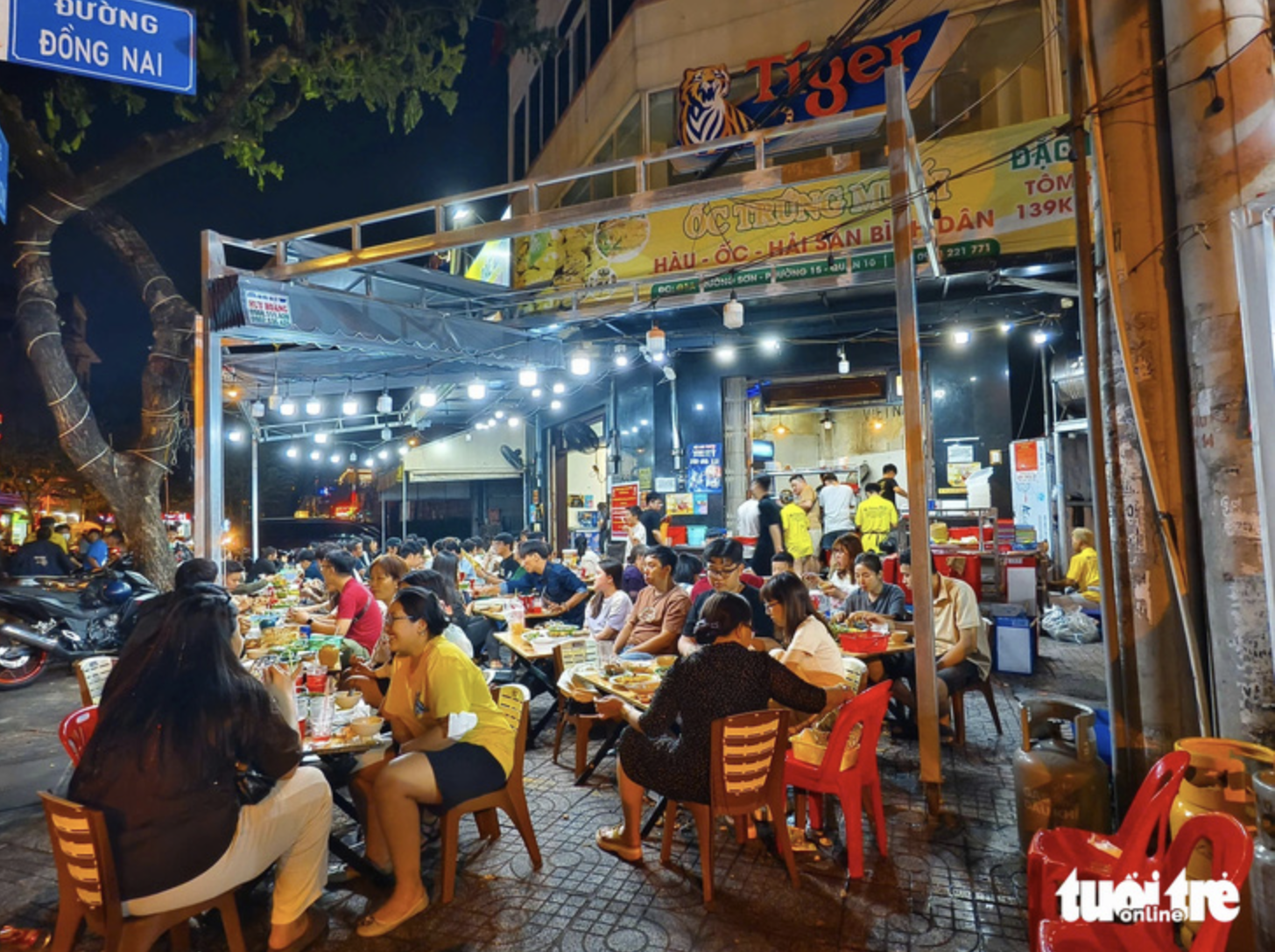 In Ho Chi Minh City, restaurants, eateries see full houses again after Tet