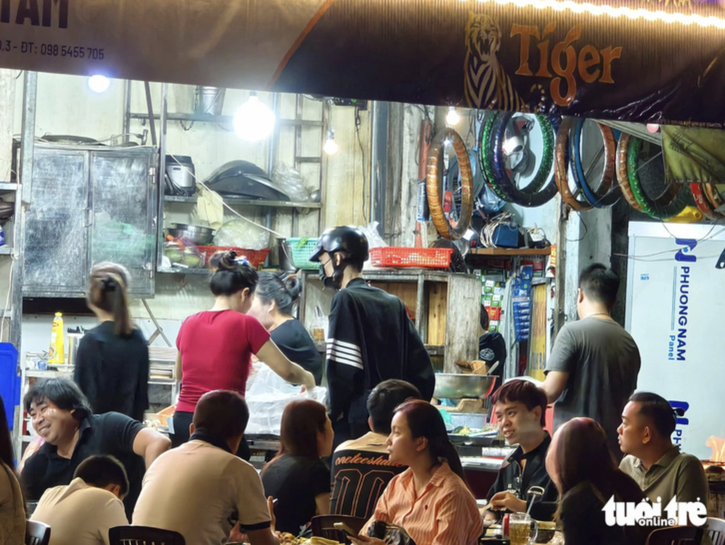 Employees at an eatery on Rach Bung Binh Street in District 3 are busy serving customers on February 2, 2025. Photo: Nhat Xuan / Tuoi Tre