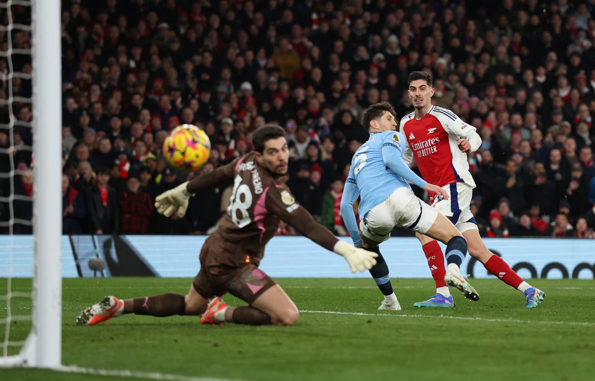 Arsenal crush Man City to stay firmly in title hunt