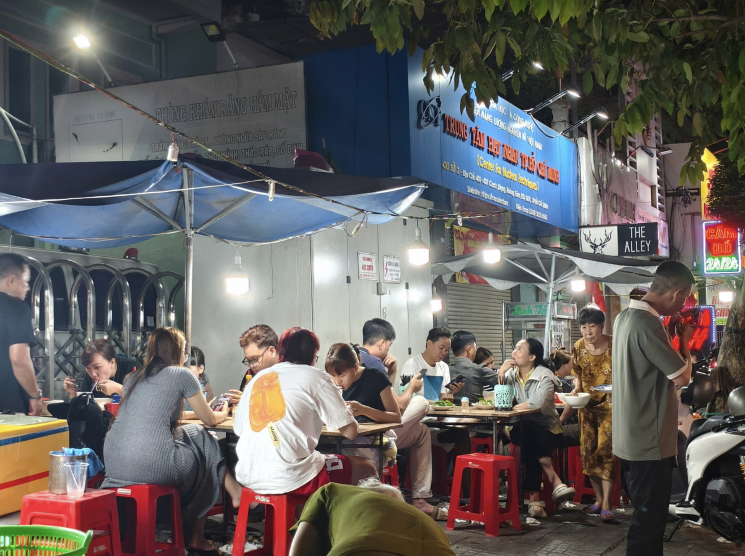 A streetside eatery on Cach Mang Thang Tam Street in District 10, Ho Chi Minh City is packed with customers on February 2, 2025. Photo: Nhat Xuan / Tuoi Tre