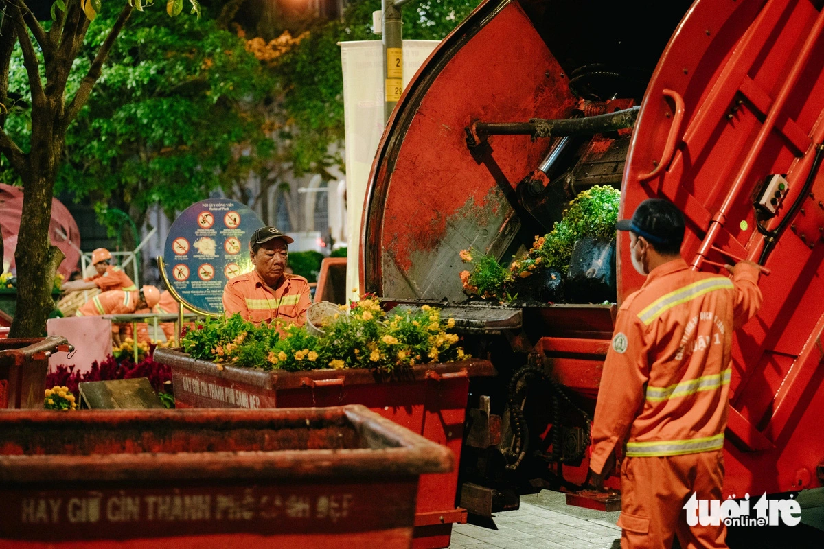 Flowers that are no longer fresh for use are collected and discarded. Photo: Thanh Hiep / Tuoi Tre