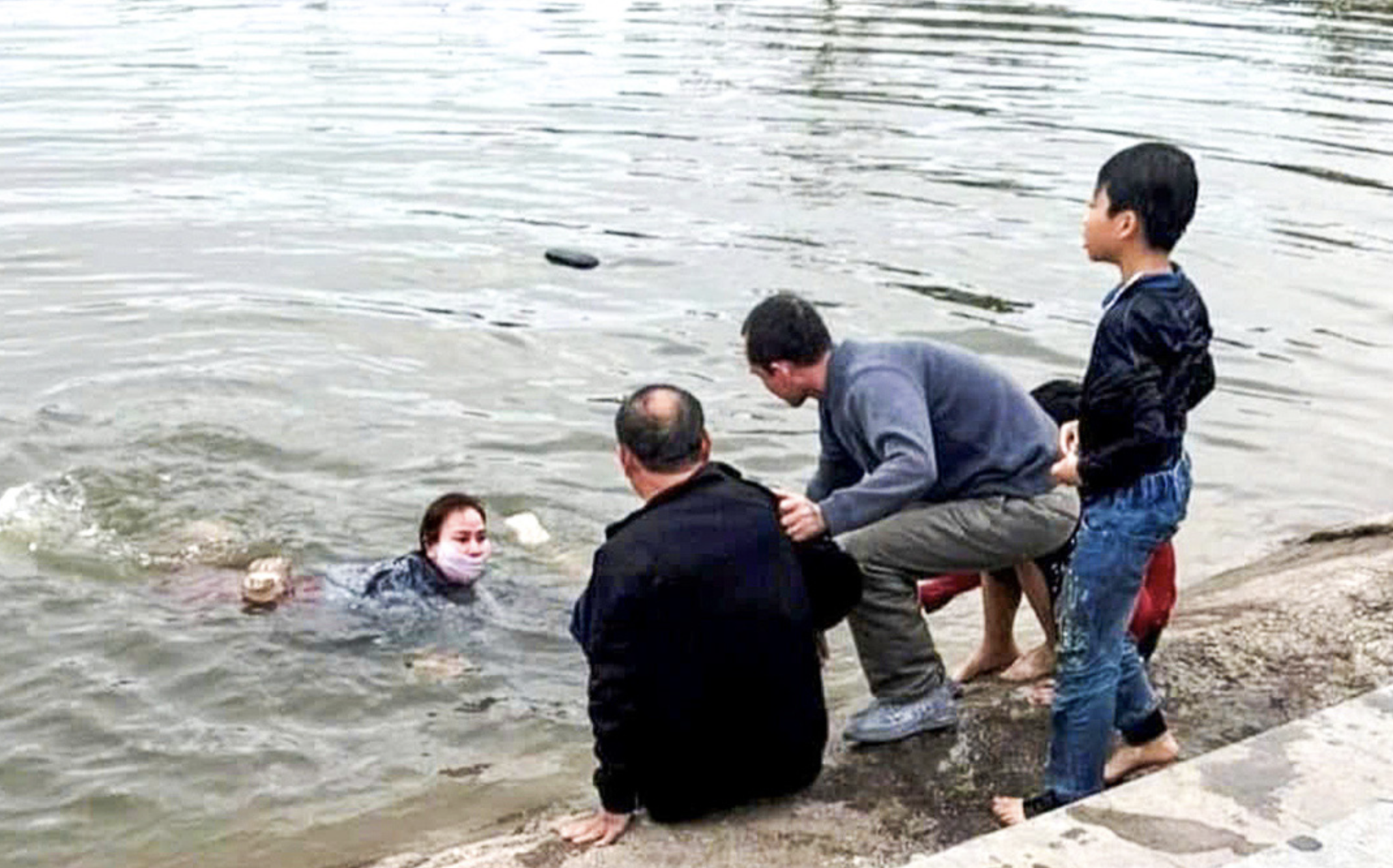 Woman rescues 3 children from drowning in northern Vietnam