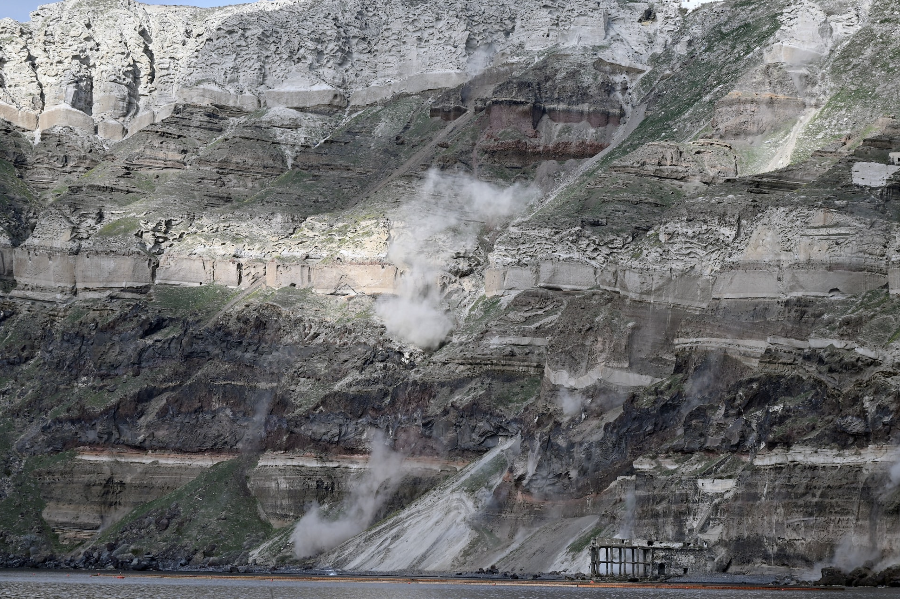 Dust rises following a landslide during high seismic activity, on the island of Santorini, Greece, February 3, 2025. Photo: Reuters