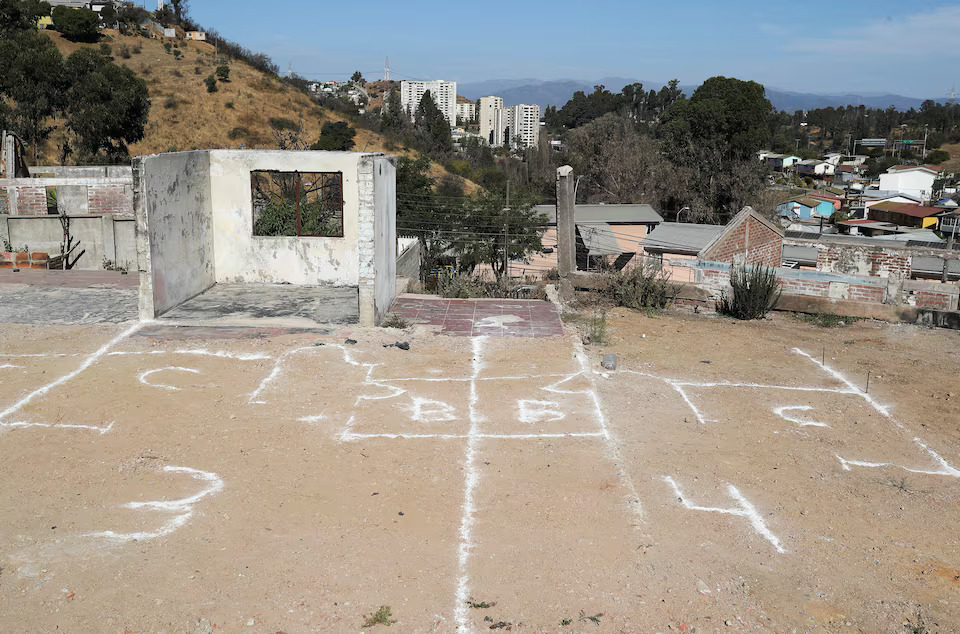 [5/6]Land at the site of houses destroyed by wildfires is marked with chalk, in the neighborhood of El Olivar in Vina del Mar, Chile February 2, 2025. Photo: Reuters