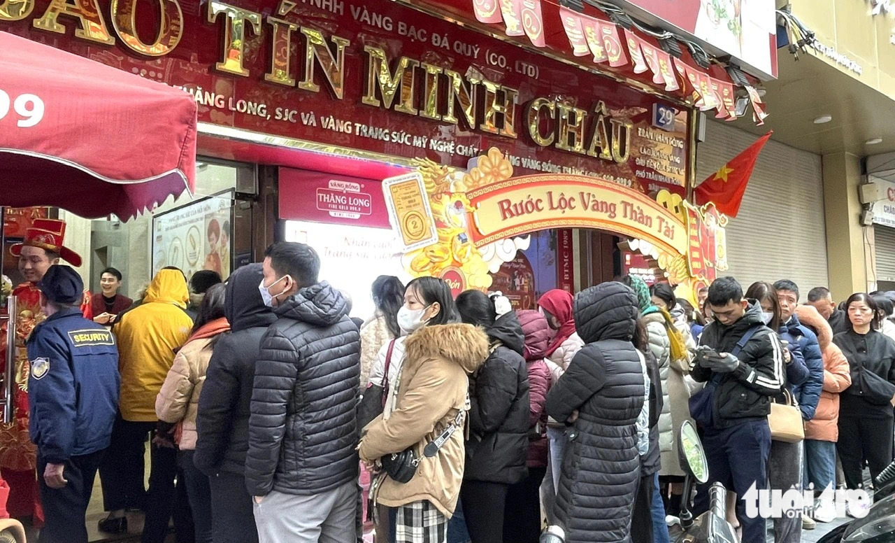 Long queues for gold in Hanoi ahead of God of Wealth Day