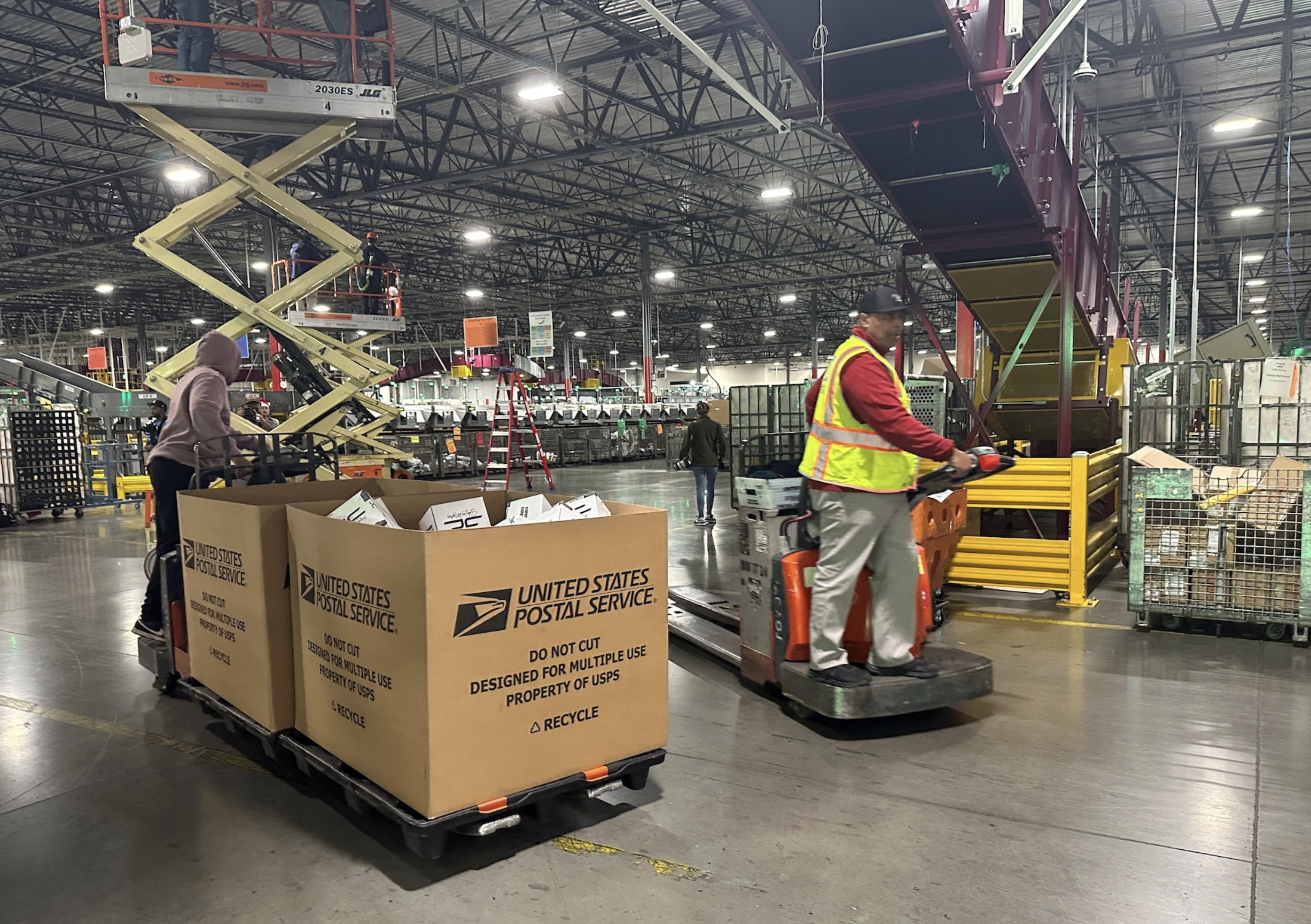 Employees work as the largest United States Postal Service (USPS) facility gears up for the busiest shipping time of the year, in Los Angeles, California, U.S. November 30, 2023.  Photo: Reuters