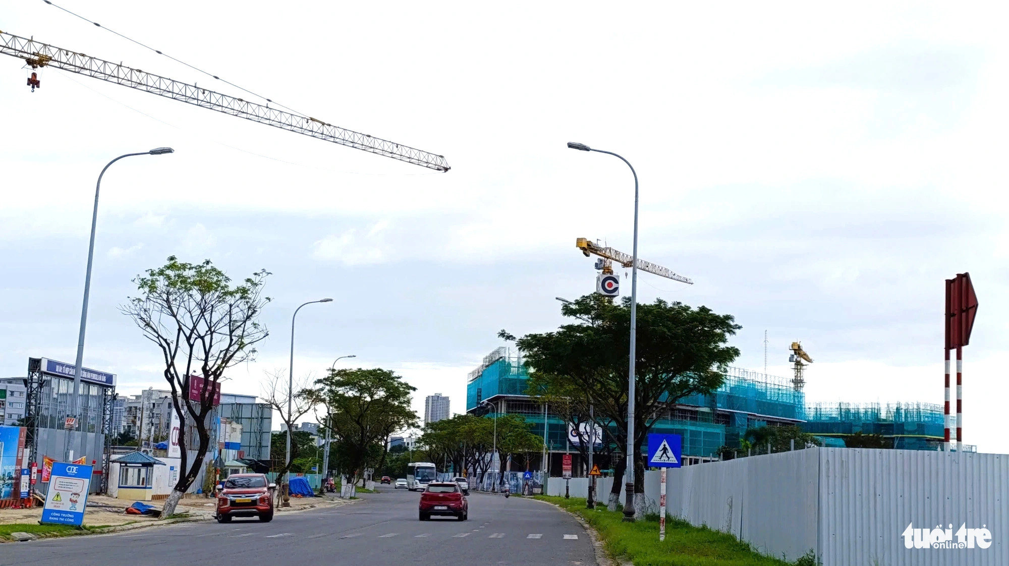 Projects are under construction along the Han River in Da Nang City, central Vietnam. Photo: Tuoi Tre