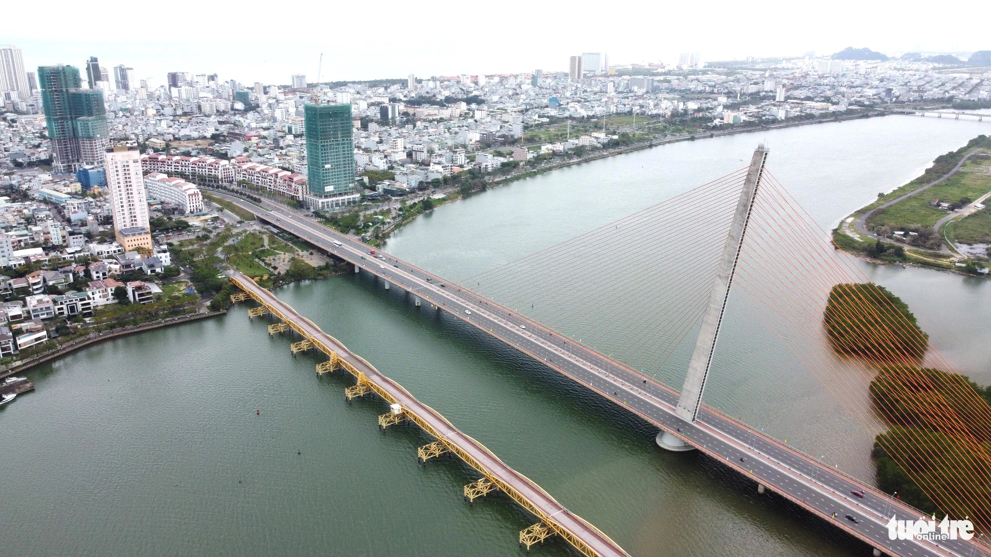 Buildings are taking shape near the base of the Tran Thi Ly Bridge in Da Nang City, central Vietnam. Photo: Tuoi Tre