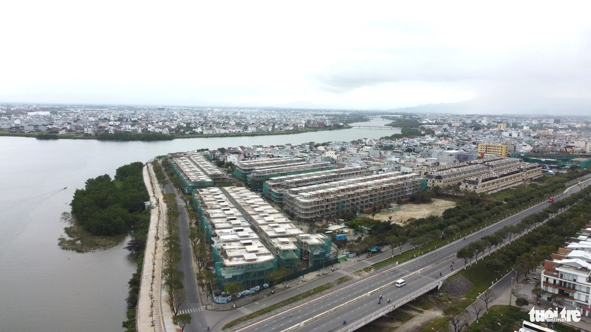 A project under construction next to the iconic Han River in Da Nang City, central Vietnam. Photo: Tuoi Tre