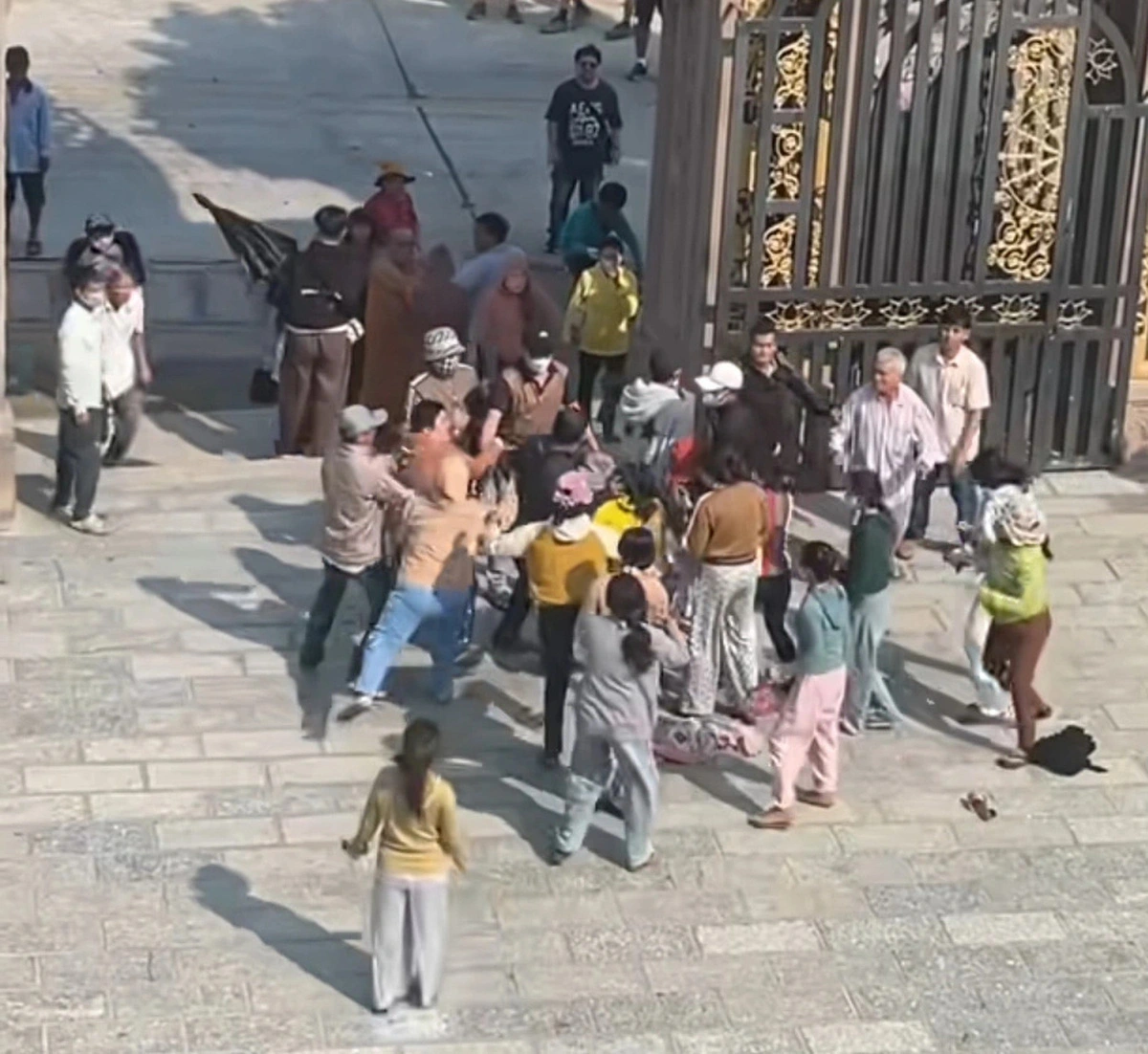 Visitors robbed in staged 50-people attack at pagoda in southern Vietnam