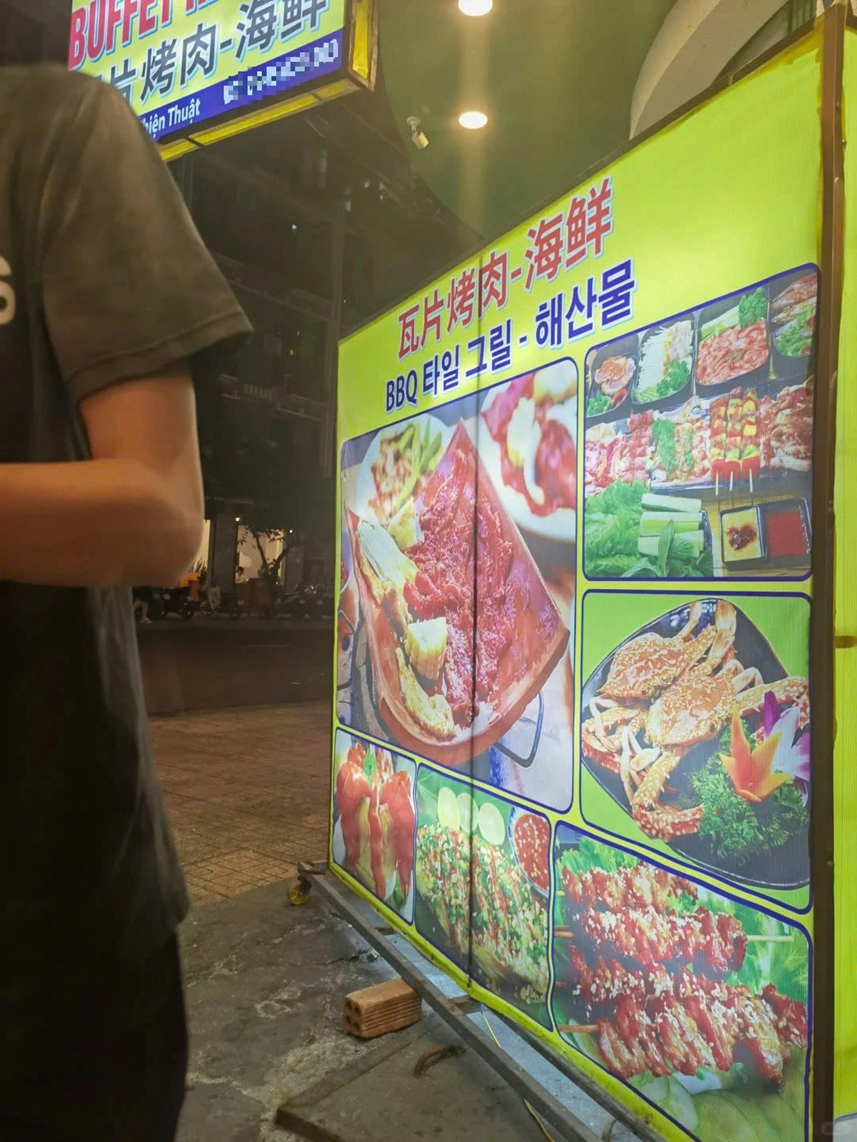 The billboard in Chinese of Aroma Beach Restaurant in Nha Trang City, Vietnam. Photo: Rednote