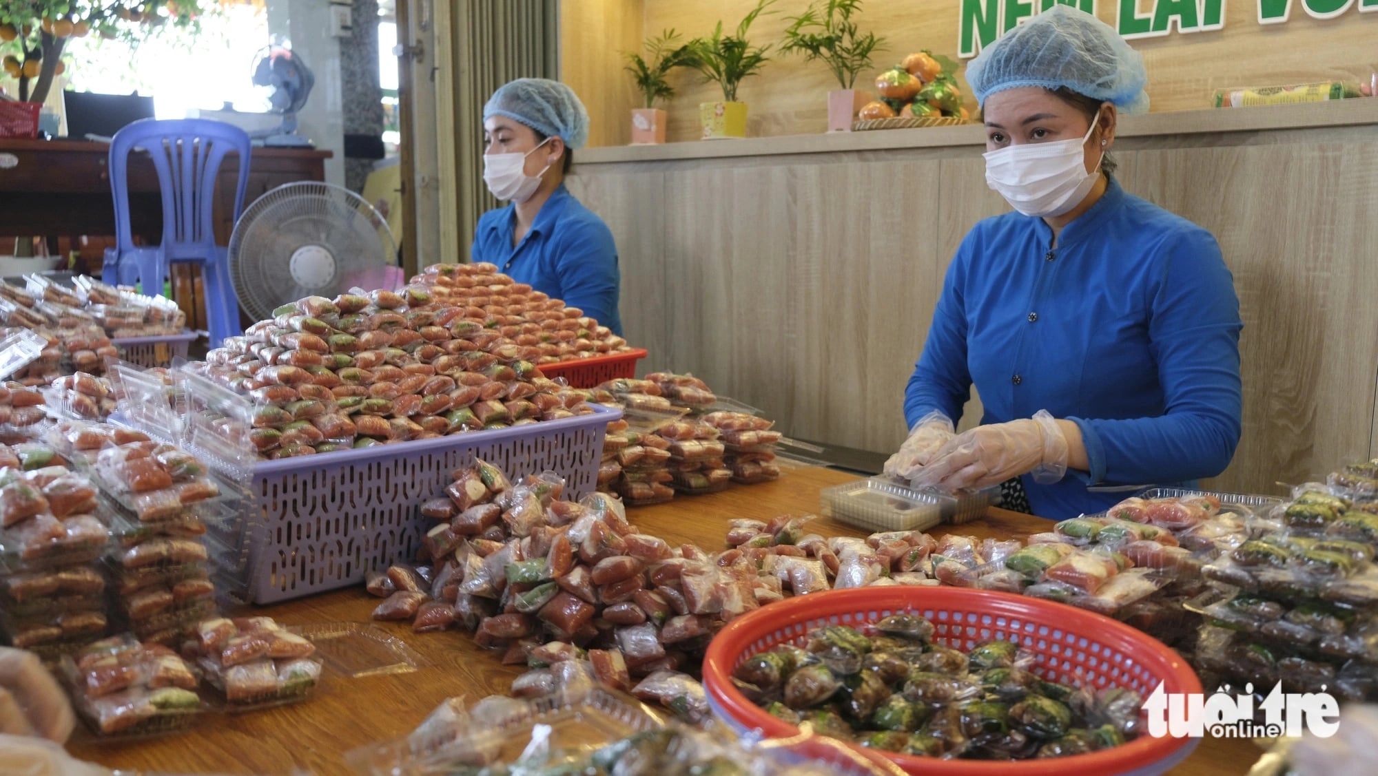 Workers are packaging nem chua. Photo: Dang Tuyet / Tuoi Tre