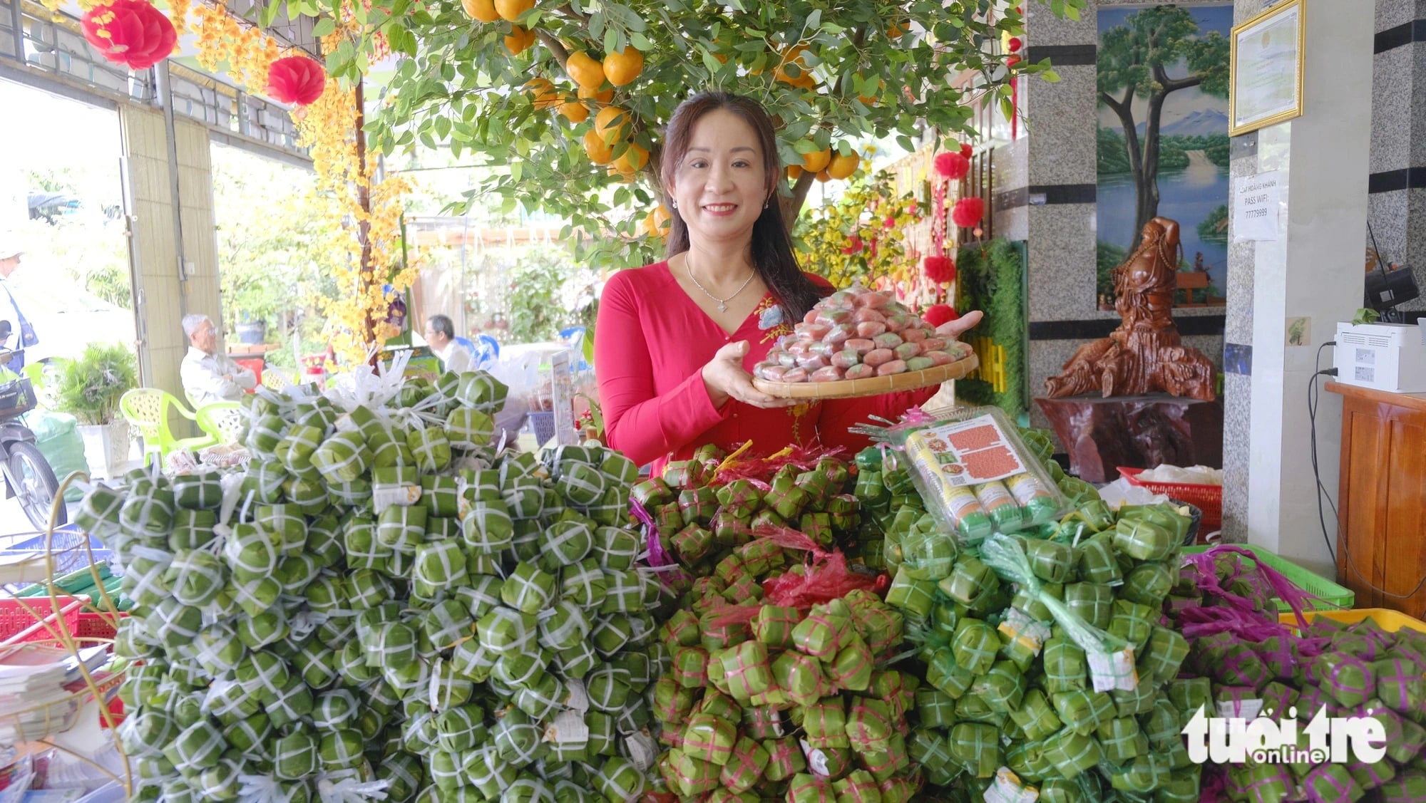 Dang Thi Ngoc Thuy has more than 20 years of experience in making nem Lai Vung. Photo: Dang Tuyet / Tuoi Tre