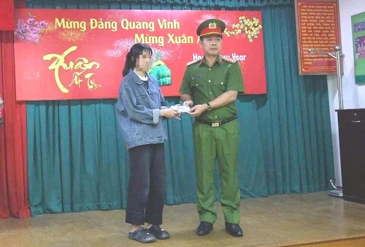 This image shows a police officer in District 11, Ho Chi Minh City, Vietnam, returning nearly US$800 – stolen by an Iranian man – to a sales assistant at a local badminton shop, February 4, 2025. Photo: Police of District 11