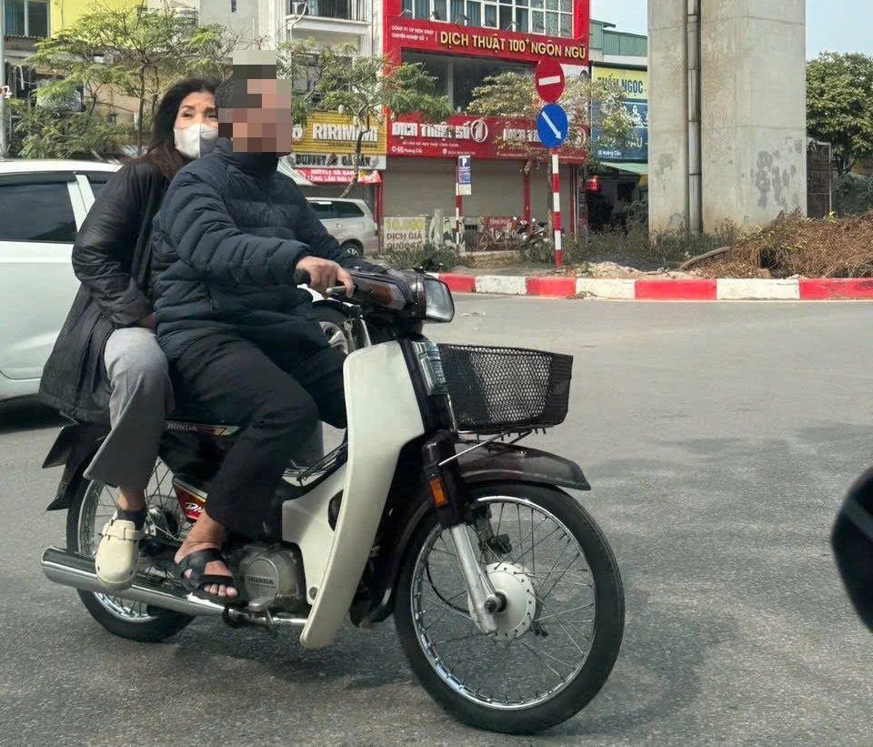 Vietnamese cop fined for riding motorcycle without helmet