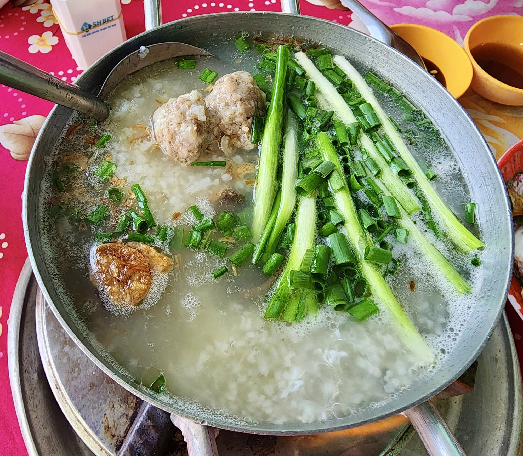 The congee comes simmered on a small stove. Photo: Son Lam / Tuoi Tre